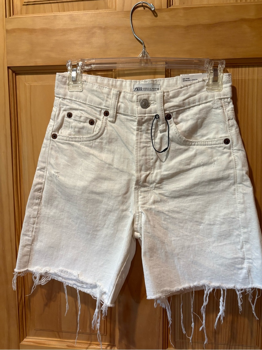 ZARA Loose Fit Mid Rise Bermuda length white frayed hem shorts NWT size 00
